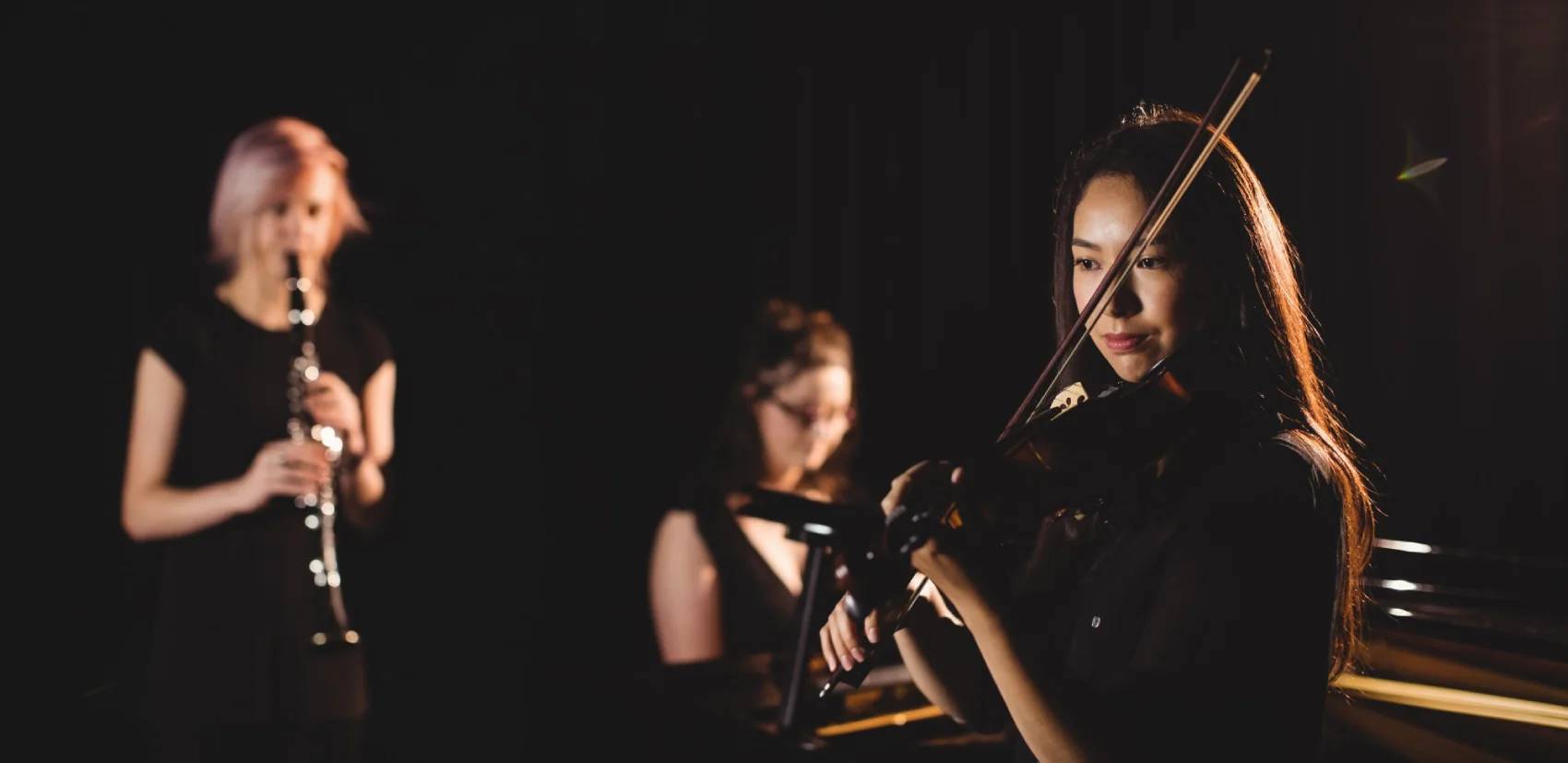Klassisches Ensemble bei der Performance – Violine und Klarinette