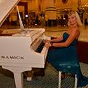 Female Pianist And Singer 8618
